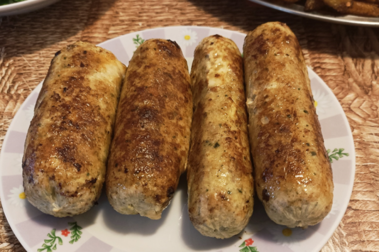 Recept dana: Domaće pileće kobasice punjene sirom sa pikantnim krompirom idealan su ručak za gurmane