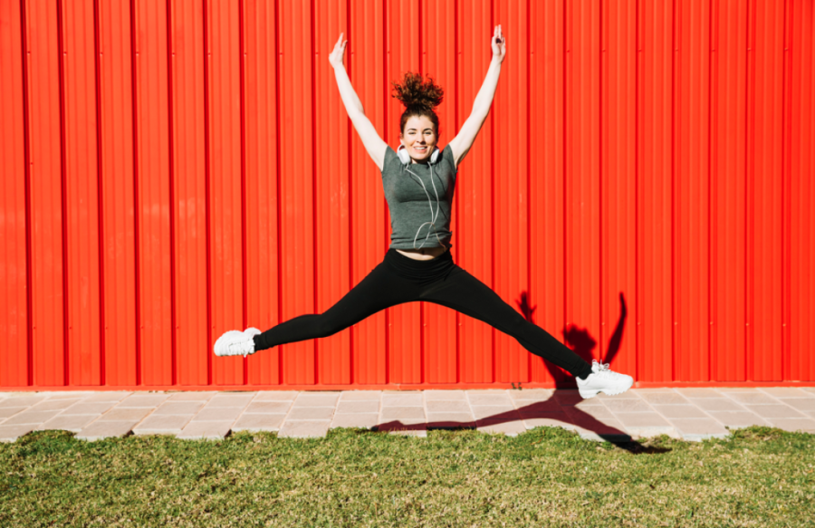 Vežbe koje će vas probuditi bolje od alarma: Šest jutarnjih kardio pokreta za sagorevanje masti