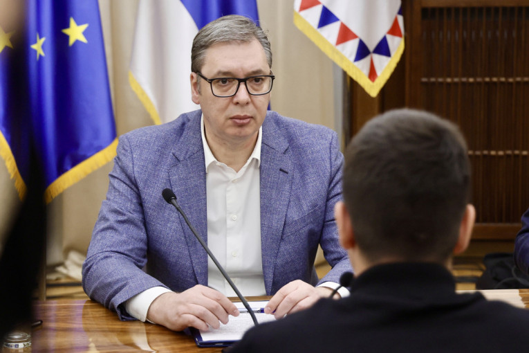 Vučić se obraća javnosti: Govori o mogućim upadima u institucije