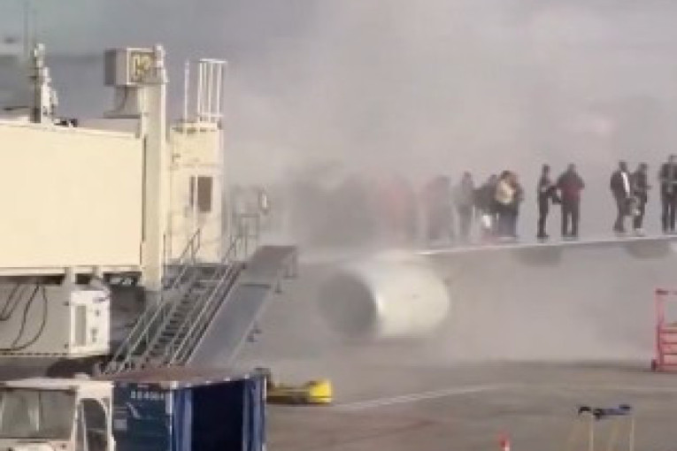 Dramatični snimci s aerodroma u Denveru: Zapalio se motor aviona, putnici spas našli na krilu (VIDEO)