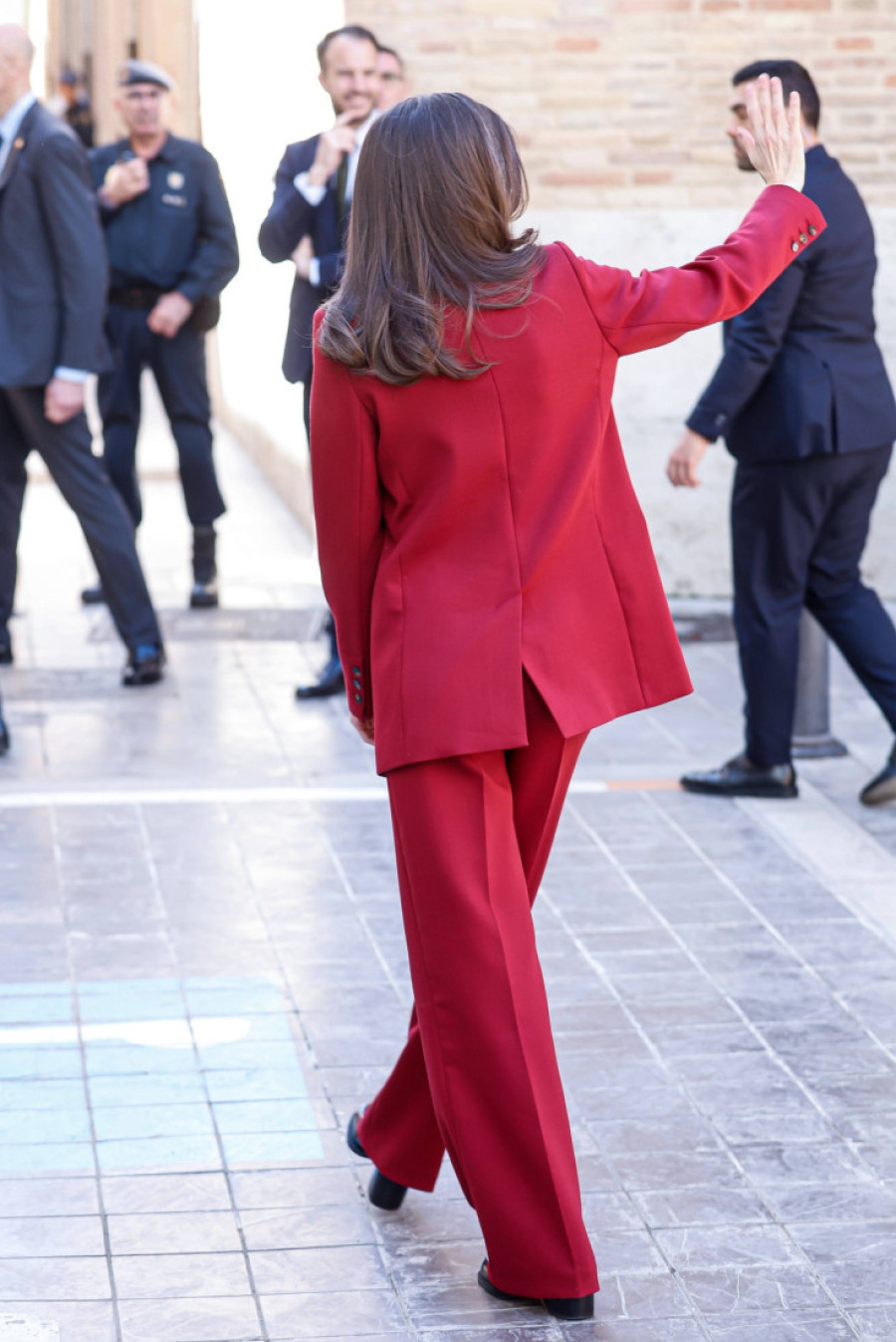 Pravi hit ove sezone: Kraljica Letizija nosi crveni komplet, koji je potreban svakoj ženi