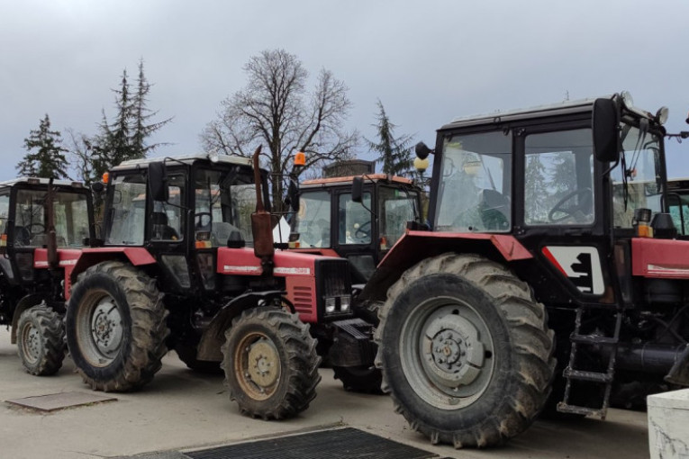 Kordon traktora postavljen oko Pionirskog parka (FOTO/VIDEO)