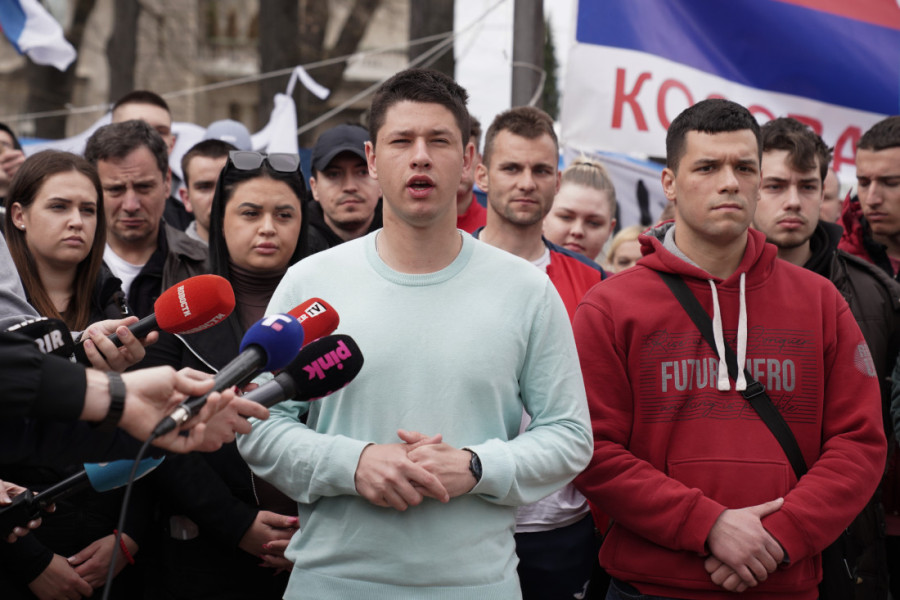 Tenzije u Pionirskom parku: Blokaderi i provokatori doneli šipke, prevrnuli traktor, gađaju studente (FOTO/VIDEO)