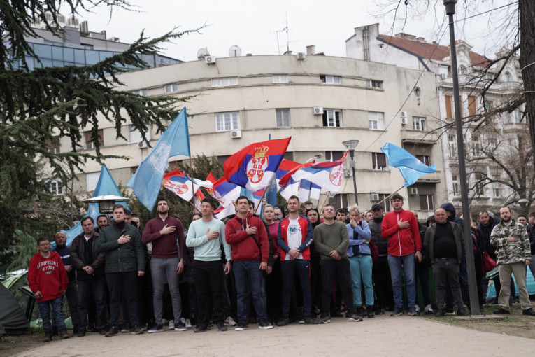 Studenti koji žele da uče poručili: Ostajemo u Pionirskom parku, raširena ogromna srpska zastava (FOTO/VIDEO)