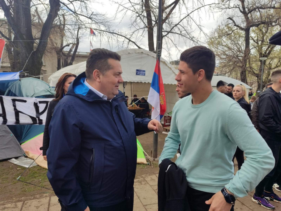 Tenzije u Pionirskom parku: Blokaderi i provokatori doneli šipke, prevrnuli traktor, gađaju studente (FOTO/VIDEO)