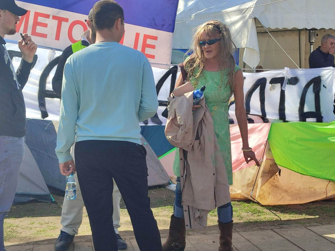 Tenzije u Pionirskom parku: Blokaderi i provokatori doneli šipke, prevrnuli traktor, gađaju studente (FOTO/VIDEO)