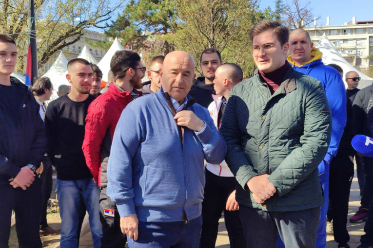 Tenzije u Pionirskom parku: Blokaderi i provokatori doneli šipke, prevrnuli traktor, gađaju studente (FOTO/VIDEO)