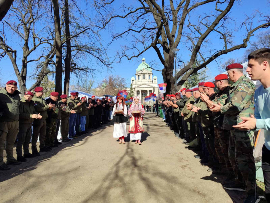 Stigli Srbi sa Kosova i Metohije! Prelepe scene u Pionirskom parku, raste podrška studentima koji žele da uče (FOTO/VIDEO)