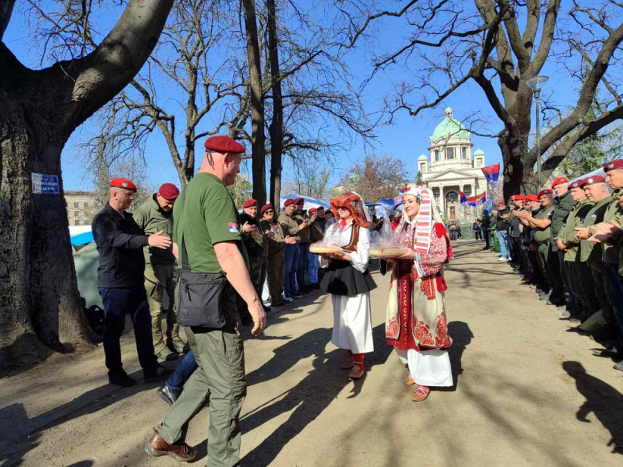 Stigli Srbi sa Kosova i Metohije! Prelepe scene u Pionirskom parku, raste podrška studentima koji žele da uče (FOTO/VIDEO)