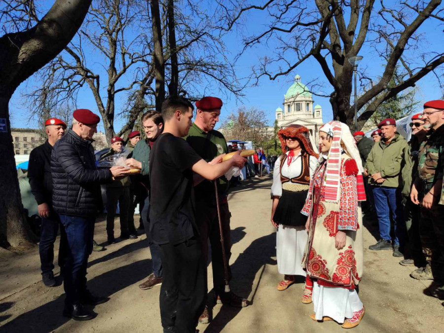 Stigli Srbi sa Kosova i Metohije! Prelepe scene u Pionirskom parku, raste podrška studentima koji žele da uče (FOTO/VIDEO)