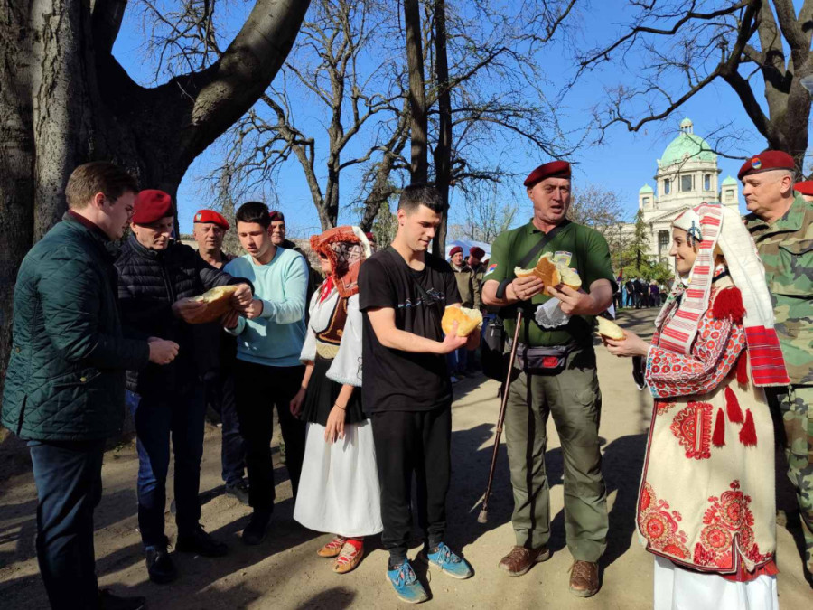 Stigli Srbi sa Kosova i Metohije! Prelepe scene u Pionirskom parku, raste podrška studentima koji žele da uče (FOTO/VIDEO)