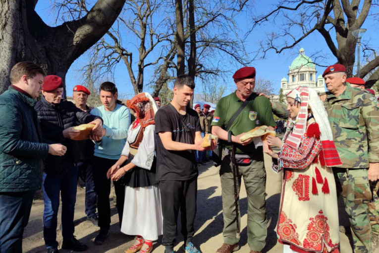 Stigli Srbi sa Kosova i Metohije! Prelepe scene u Pionirskom parku, raste podrška studentima koji žele da uče (FOTO/VIDEO)