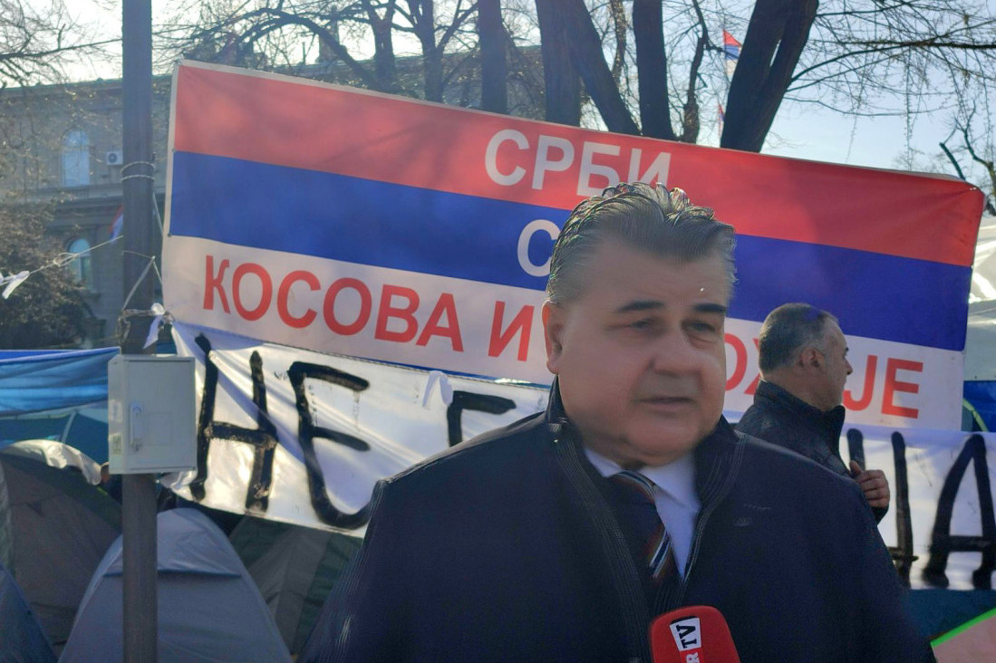 Tenzije u Pionirskom parku: Blokaderi i provokatori doneli šipke, prevrnuli traktor, gađaju studente (FOTO/VIDEO)