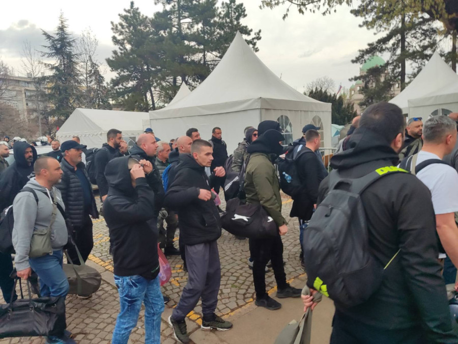 Tenzije u Pionirskom parku: Blokaderi i provokatori doneli šipke, prevrnuli traktor, gađaju studente (FOTO/VIDEO)