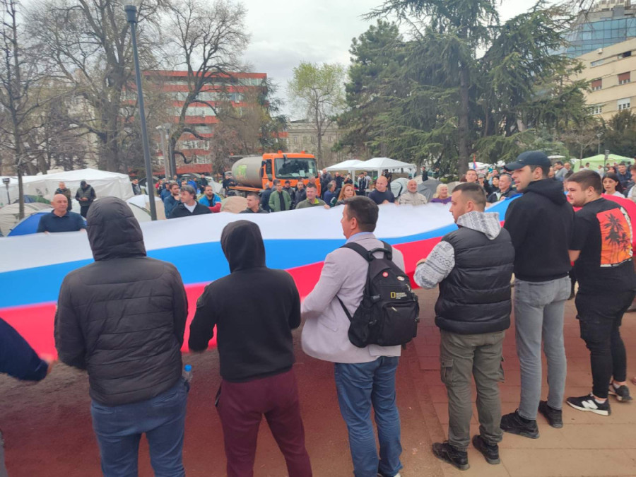 Tenzije u Pionirskom parku: Blokaderi i provokatori doneli šipke, prevrnuli traktor, gađaju studente (FOTO/VIDEO)