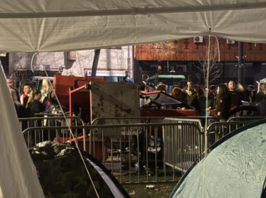 Tenzije u Pionirskom parku: Blokaderi i provokatori doneli šipke, prevrnuli traktor, gađaju studente (FOTO/VIDEO)