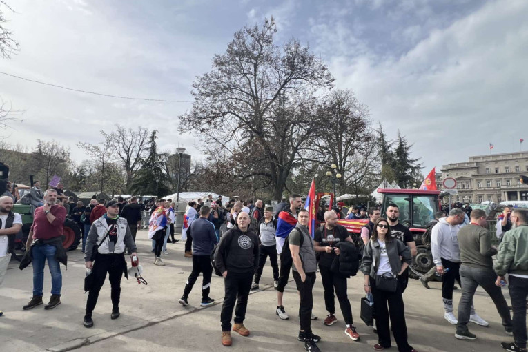 Jezivo: Blokader krenuo za Beograd sa eksplozivom i puškom! (FOTO)