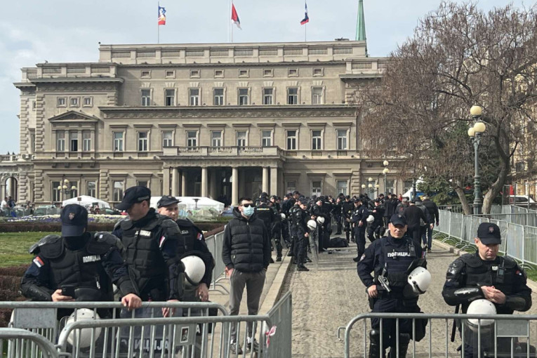 Policija na nogama! Glavni tužilac traži hitno pronalaženje blokadera koji je spremio automatsku pušku! (FOTO)