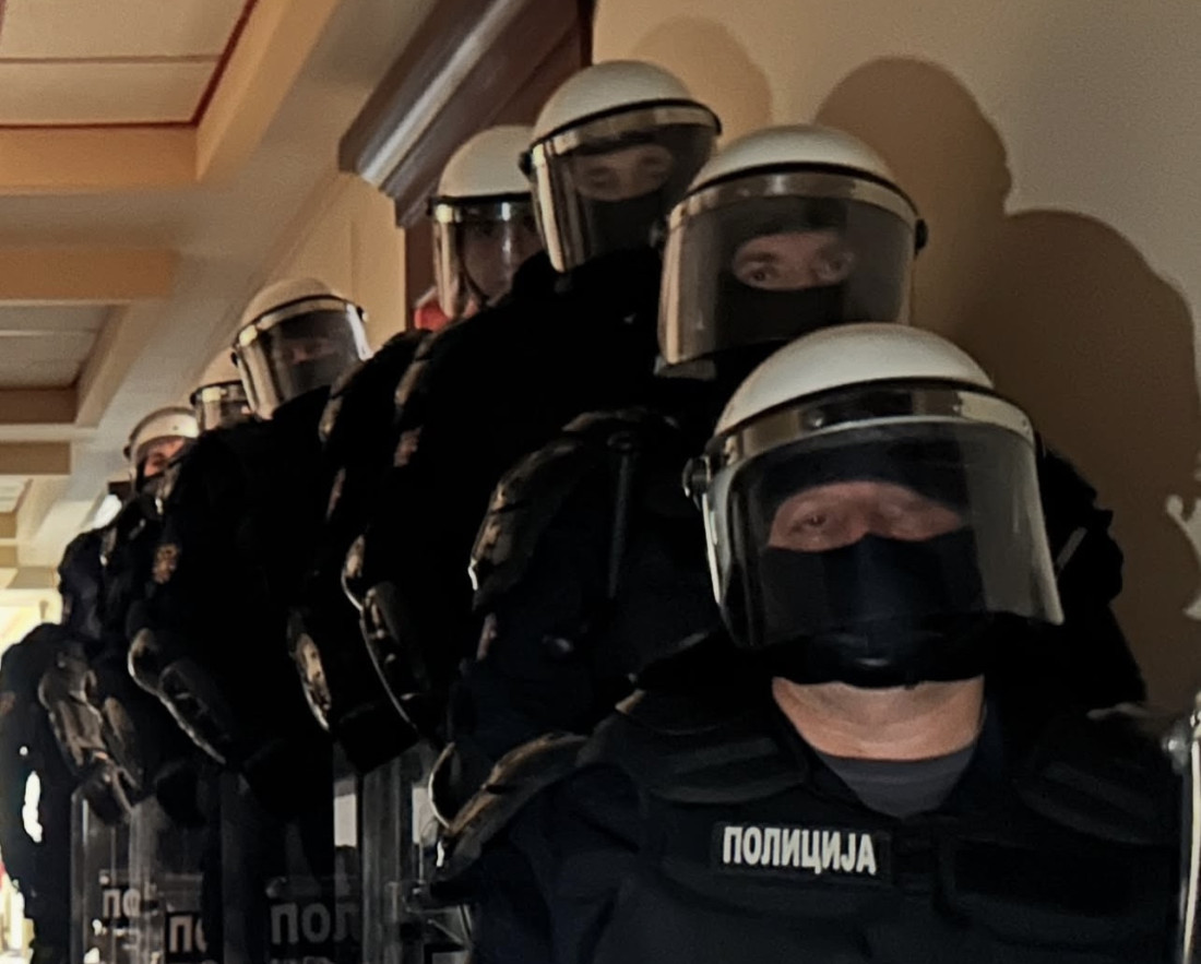 Jajima u akciju, po scenariju iz Kraljeva: Opozicija pravila haos pred zasedanje Skupštine u Čačku (FOTO)