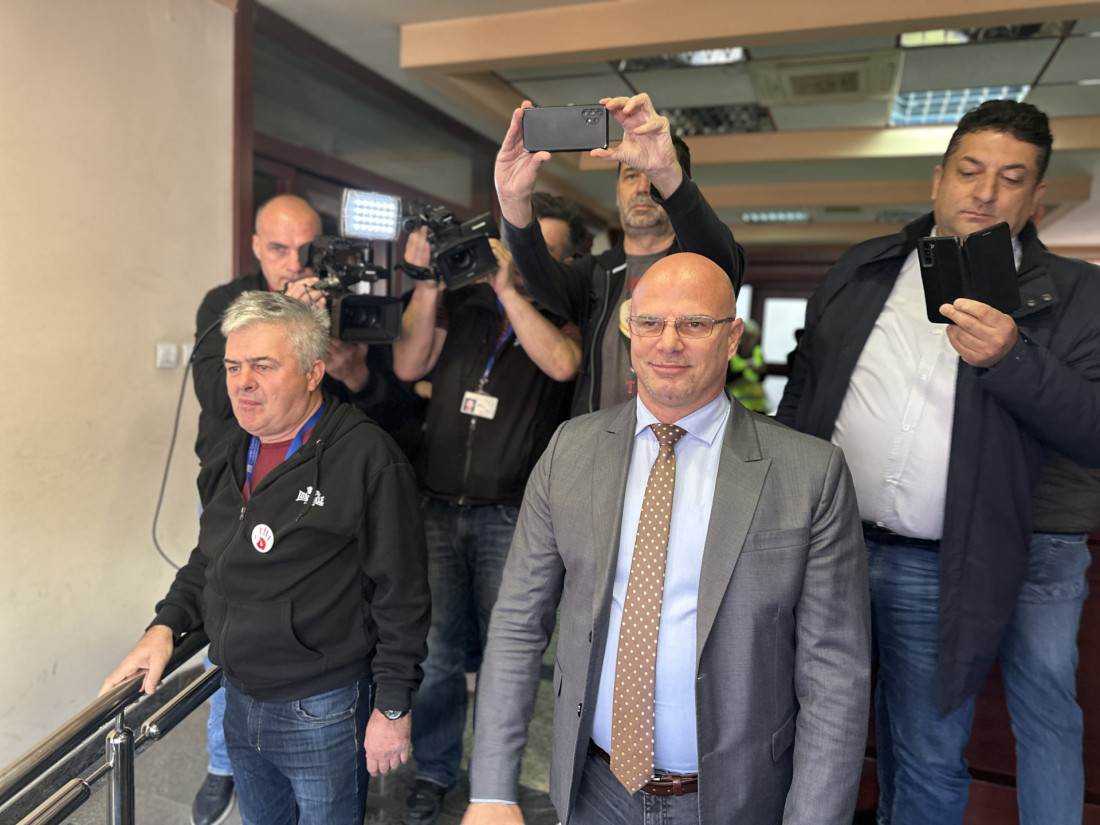 Jajima u akciju, po scenariju iz Kraljeva: Opozicija pravila haos pred zasedanje Skupštine u Čačku (FOTO)