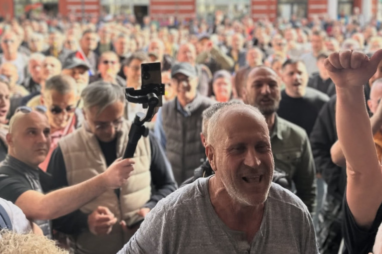 Jajima u akciju, po scenariju iz Kraljeva: Opozicija pravila haos pred zasedanje Skupštine u Čačku (FOTO)