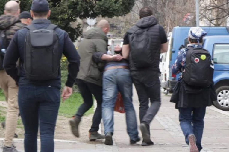 "Imam dve bombe, baciću ih kod Glavne pošte"! Policija hitno reagovala! (FOTO)