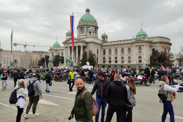 Skupilo se kuso i repato: Blokadere podržava hapšena prostitutka Božana (FOTO)