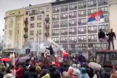 Demonstranti blokaderi prave haos: Upalili baklje (VIDEO)