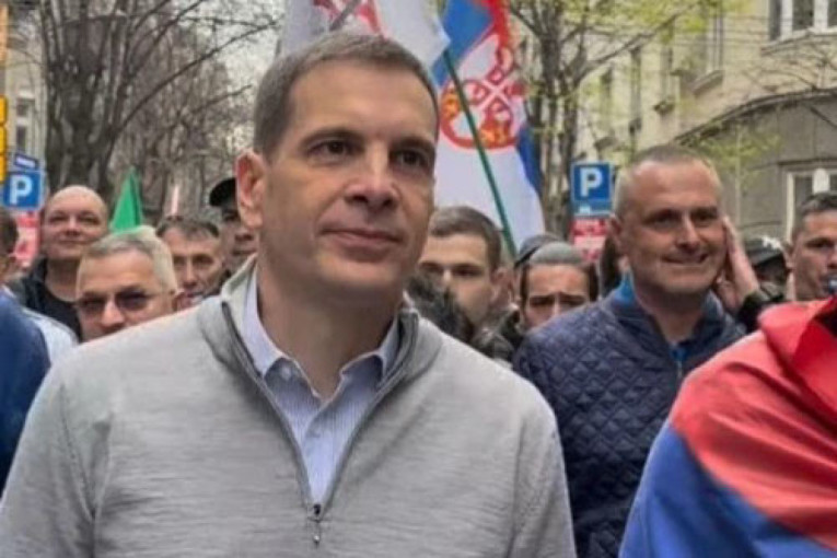 Francuz Jovanović stigao na nasilan protest! Lider DSS-a brže bolje potrčao da podrži studente! (FOTO)