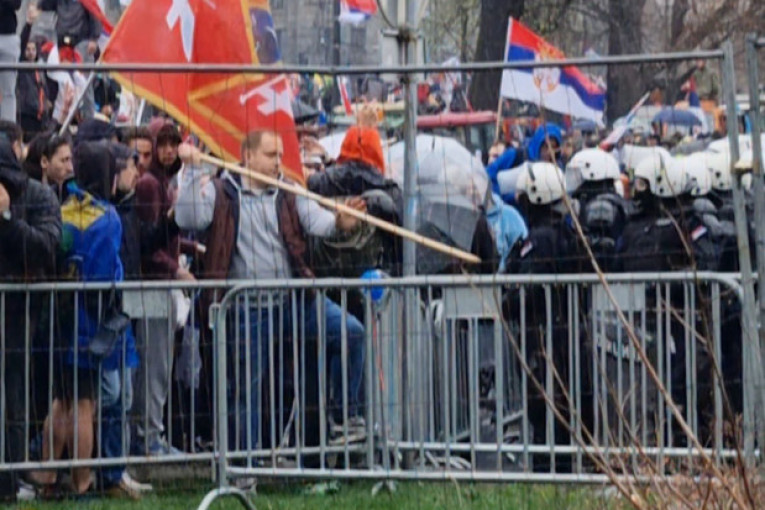 Štapom na policajca: Blokader pokazao da je njihova jedina politika nasilje! (FOTO)