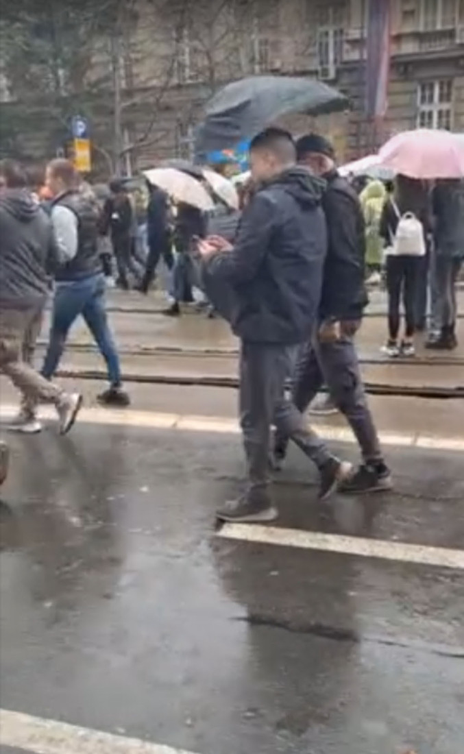 Prodao veru za večeru: Branko Ružić podržava rušenje države, šeta sa onima koji hoće da obese Vučića