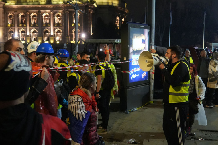 Studenti opozicioni aktivisti napali policiju i kolege u parku! Redari se povukli!