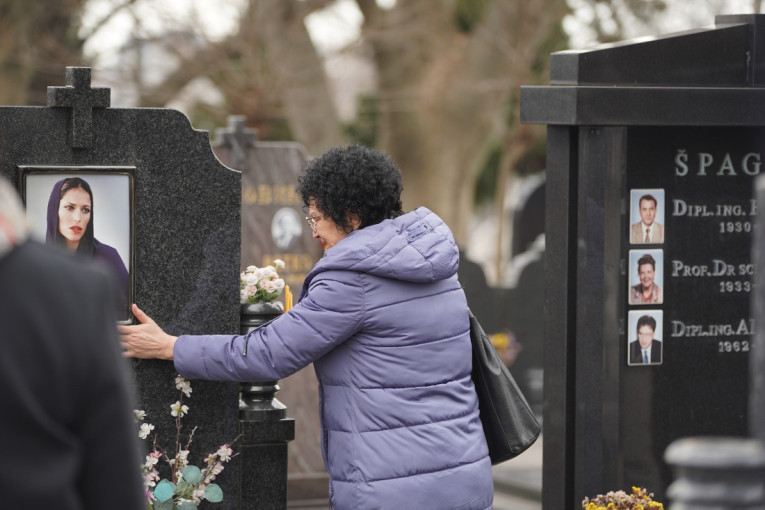 Majka Ksenije Pajčin jeca na ćerkinom grobu: Pevačicina sestra je čvrsto grli, potresne scene na pomenu