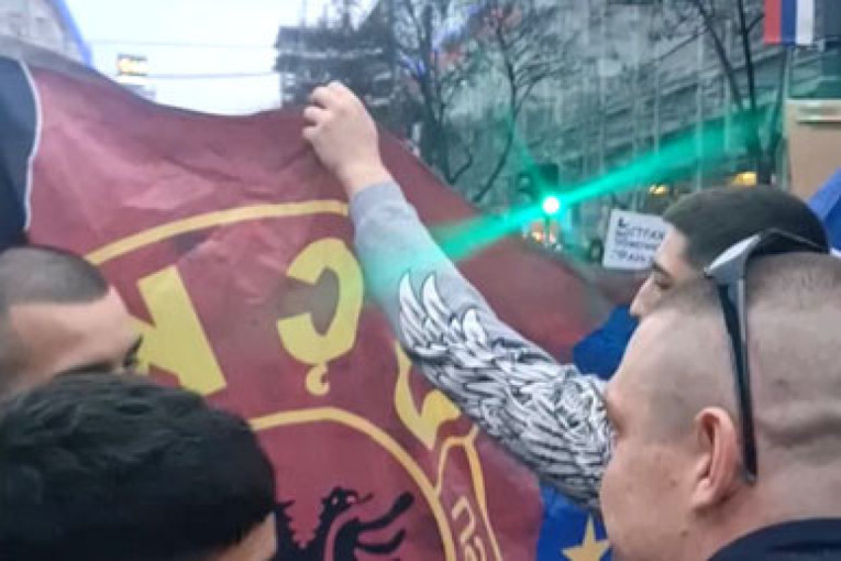 Protest opozicije pokazao svoje pravo lice: Usred Beograda razvijena i zastava terorističke UČK (VIDEO)