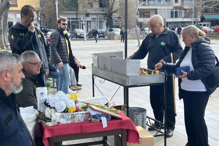 Tuga obavila Kočane: Suze, bol i tišina dok građani pale sveće za nastradale u požaru (VIDEO/FOTO)