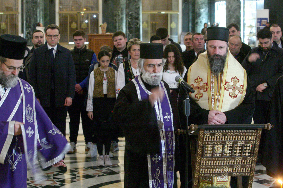 U Кosovskoj Mitrovici odata počast žrtvama martovskog pogroma: U Hramu Svetog Save služen pomen (FOTO/VIDEO)
