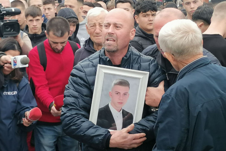 Pobuna u Kočanima! Građani i roditelji na gradskom trgu! "Dajte mi nešto da me ubijete" (VIDEO/FOTO)