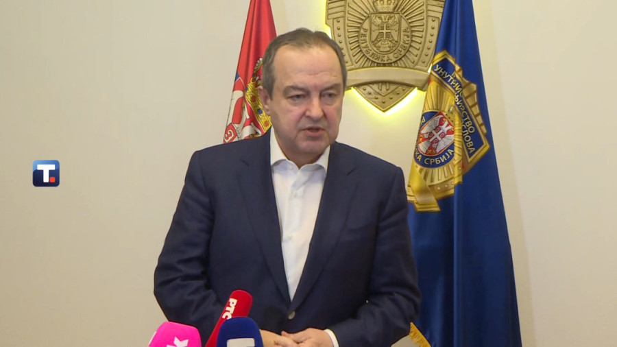 Dačić: Nije tačno da su se pripadnici MUP sklonili iz mase na protestu! Bajkeri su bili sa kacigama