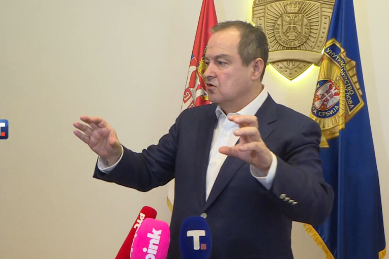 Dačić: Nije tačno da su se pripadnici MUP sklonili iz mase na protestu! Bajkeri su bili sa kacigama