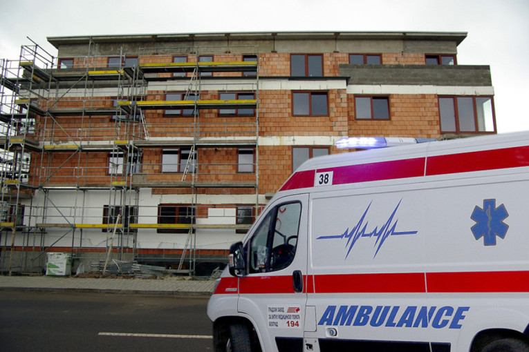 Novi detalji drame na Voždovcu: Poznato stanje radnika posle pada sa skele