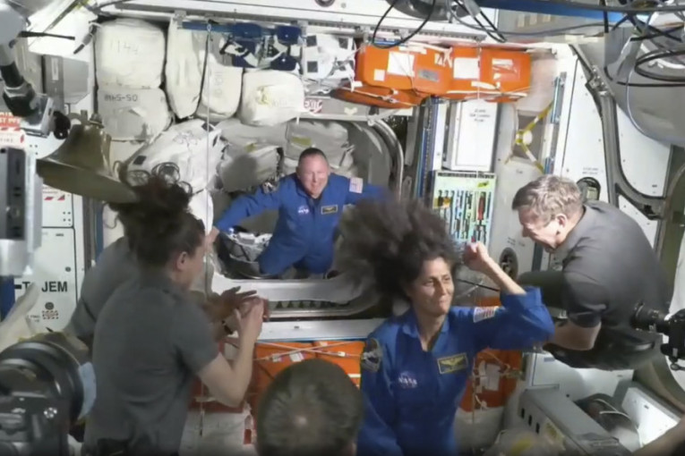 Vraćaju se kući posle devet meseci: Astronauti NASA-e krenuli ka Zemlji, pratite ih (VIDEO/FOTO)