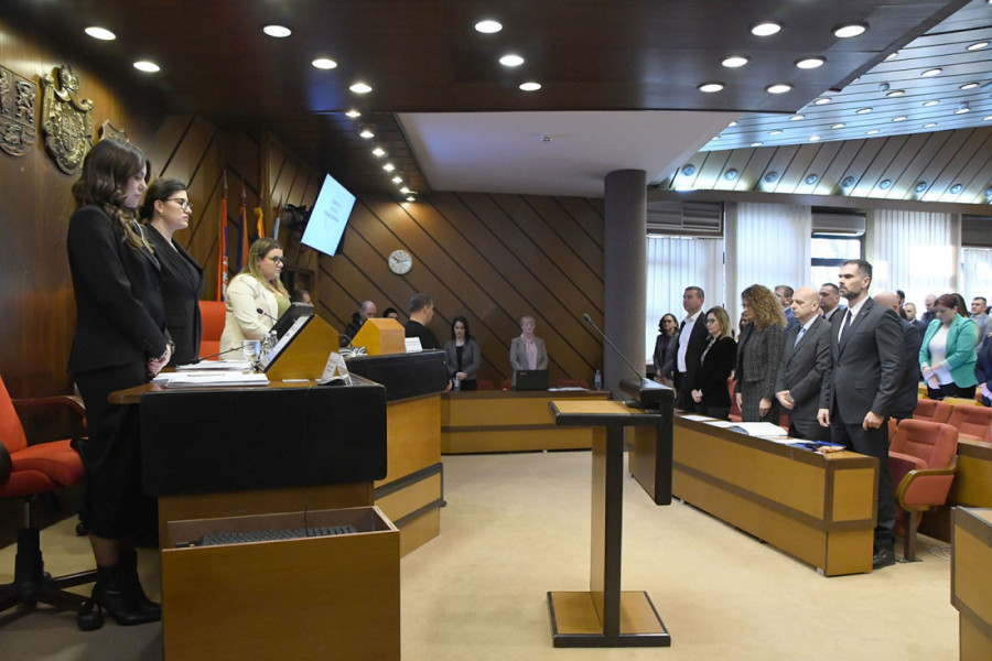 Skupština Novog Sada usvojila budžet za ovu godinu, opozicija ometala rad (FOTO)