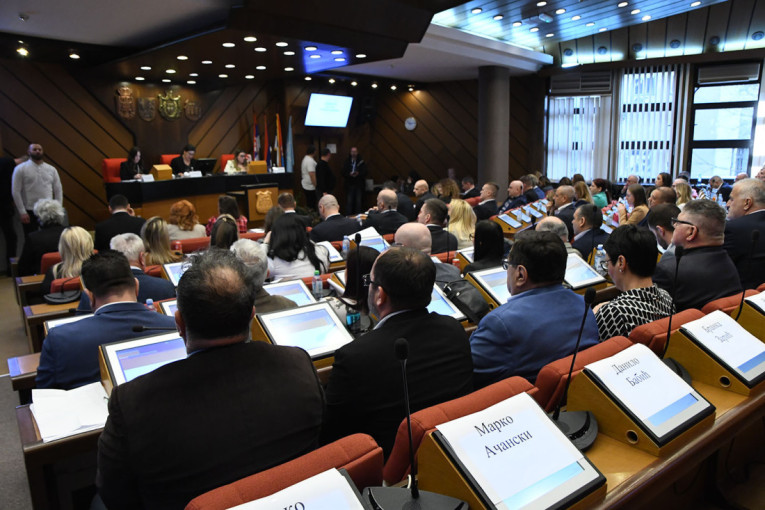 Burno na početku sednice Skupštine Novog Sada: Opozicija pokušava da ometa rad (FOTO)