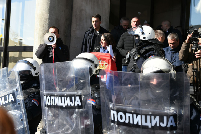 Burno na početku sednice Skupštine Novog Sada: Opozicija pokušava da ometa rad (FOTO)