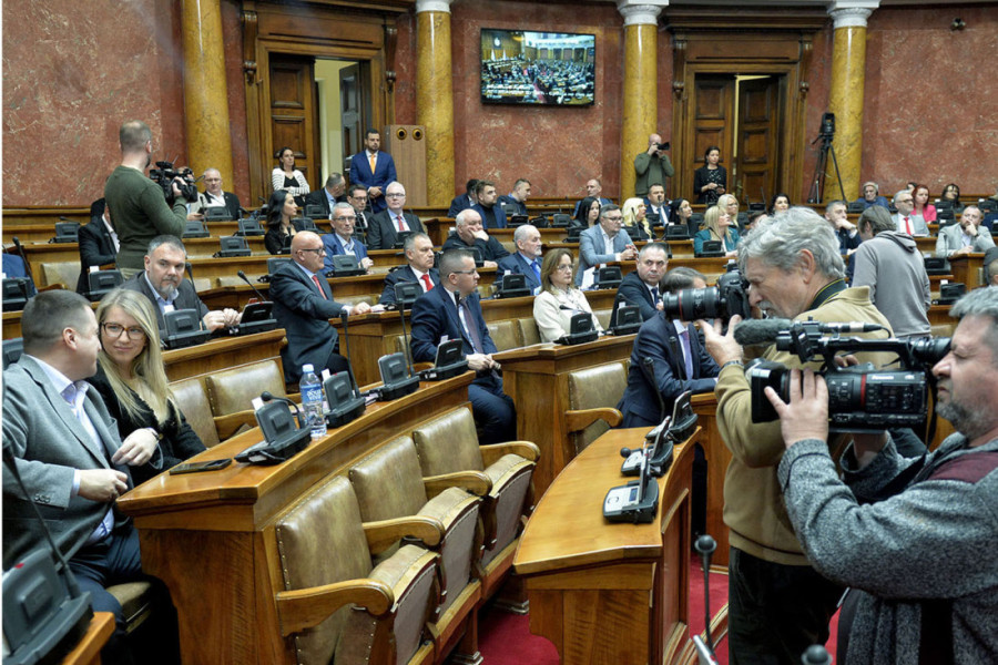 O stanju u prosveti, pokušaju obojene revolucije... Poslanici Skupštine Srbije se dotakli i tema mimo dnevnog reda