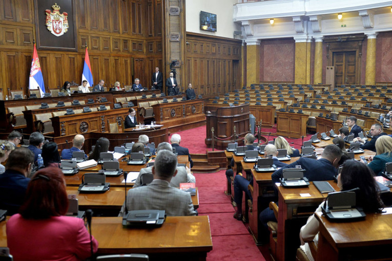 O stanju u prosveti, pokušaju obojene revolucije... Poslanici Skupštine Srbije se dotakli i tema mimo dnevnog reda