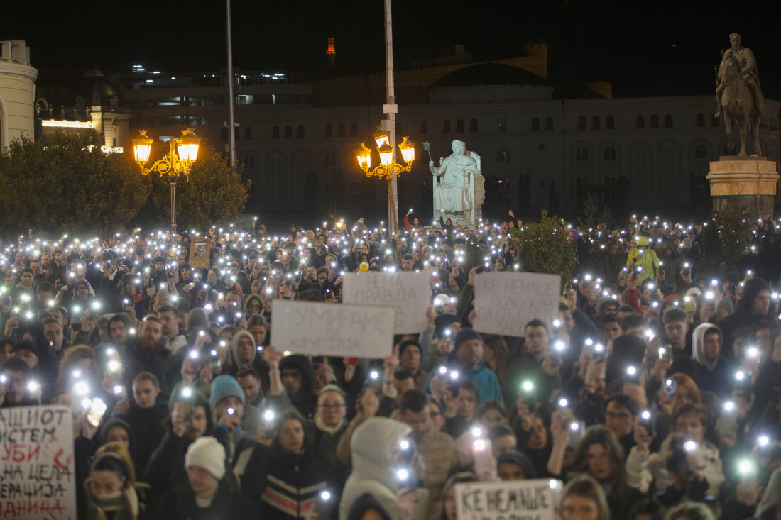 Hiljade građana okupilo se da izrazi podršku: Makedonci održali 16 minuta ćutanja povodom tragedije u Kočanima (FOTO)