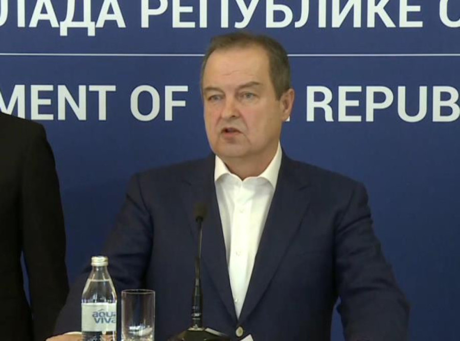 Dačić pokazao vozilo koje je snimljeno kod Skupštine: Ministar demonstrirao uređaj i demantovao laži (FOTO/VIDEO)