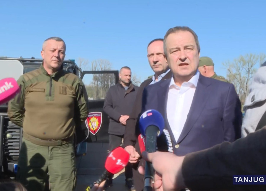 Dačić pokazao vozilo koje je snimljeno kod Skupštine: Ministar demonstrirao uređaj i demantovao laži (FOTO/VIDEO)