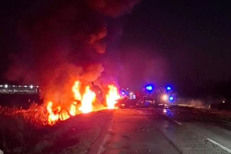 Jeziva nesreća kod Zrenjanina: Više ljudi je poginulo, automobil u plamenu, stigli i vatrogasci (VIDEO)